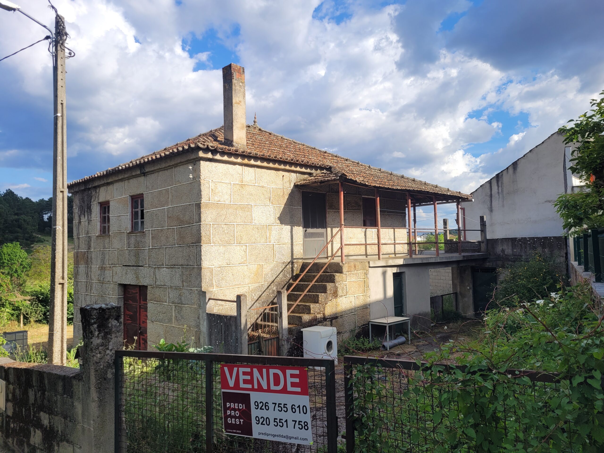 Propriedade com moradia T3 em granito